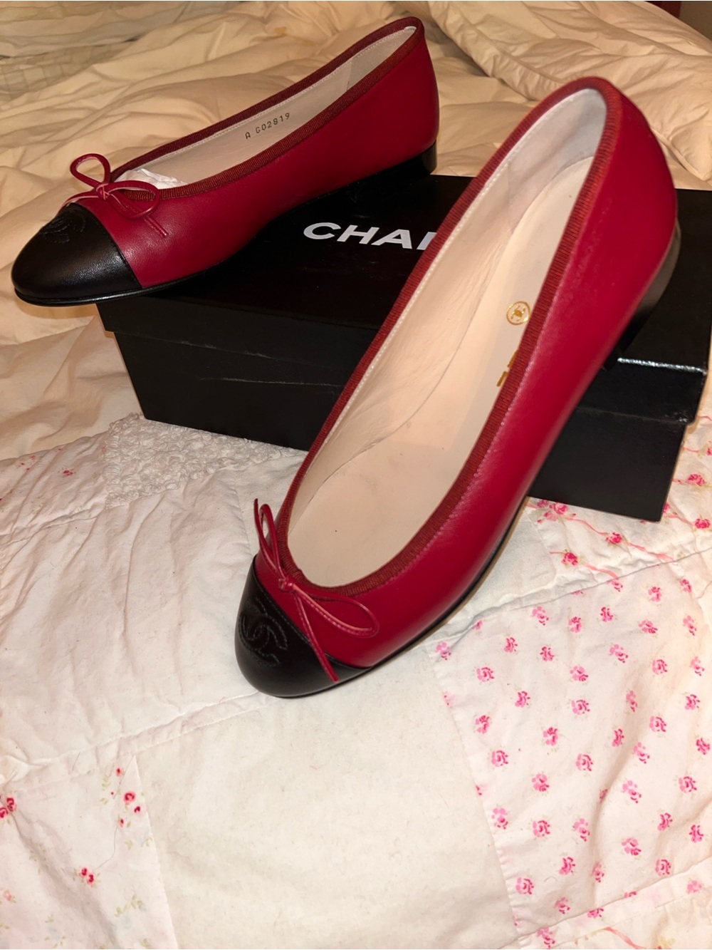 CHANEL 'Ballerines' Rouge et Noir Lambskin Flats - NEVER WORN - Size EU 38.5 - Picture 12 of 16